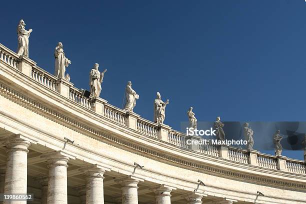 Rzym St Peter Square Marmurowe Kolumny Z Posągami Z Blue Sky - zdjęcia stockowe i więcej obrazów Architektura