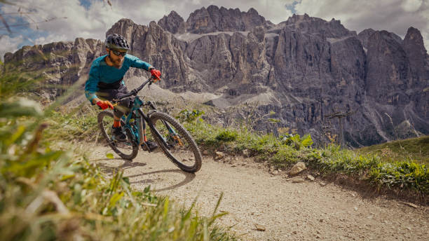bicicleta de montaña mtb al aire libre en los dolomitas: ciclismo por una sola pista de trail - sella pass fotografías e imágenes de stock