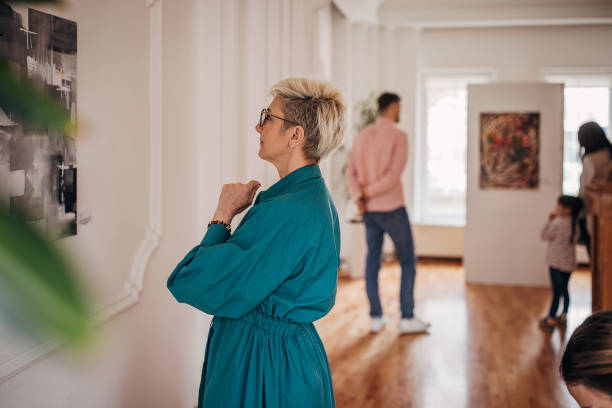 mujer en la galería de arte - galeria de arte fotografías e imágenes de stock