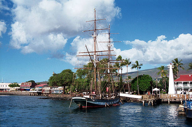 barca a vela nel porto di lahaina, hawaii - lahaina foto e immagini stock