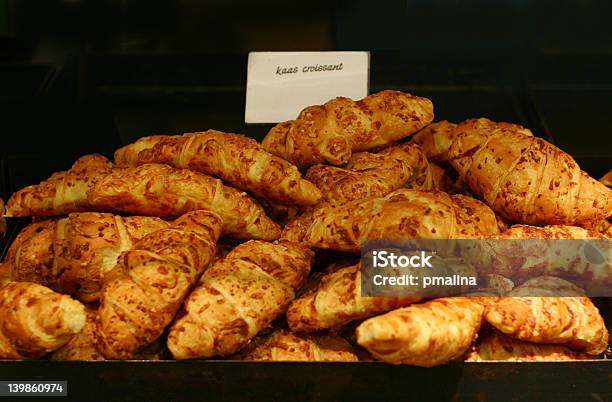 Photo libre de droit de Croissants Frais banque d'images et plus d'images libres de droit de Aliment - Aliment, Aliments et boissons, Baguette de pain