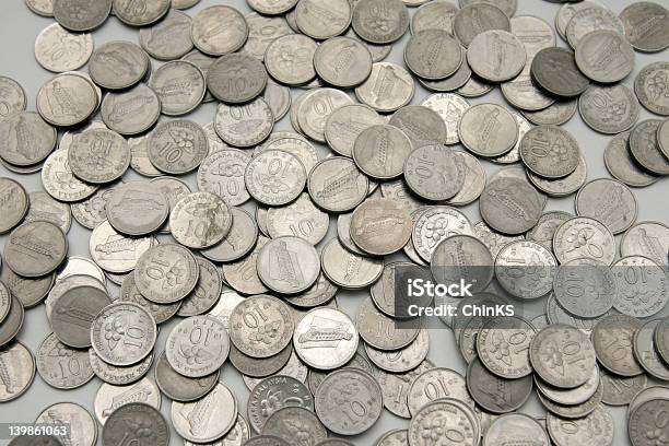 積み上げられた硬貨 - 10歳から11歳のストックフォトや画像を多数ご用意 - 10歳から11歳, 5セントコイン, ファイナンス