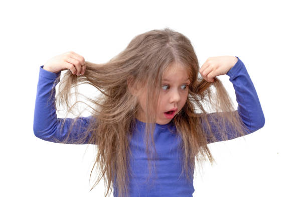 ребенок, держащий волосы, в шоке от выпадения волос - kinder surprise стоковые фото и изображения