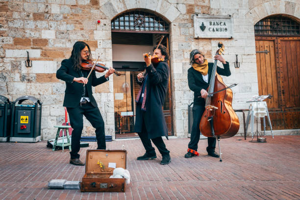 버스커의 작은 그룹이 거리에서 클래식 음악을 연주하고 있습니다. - street musician 뉴스 사진 이미지