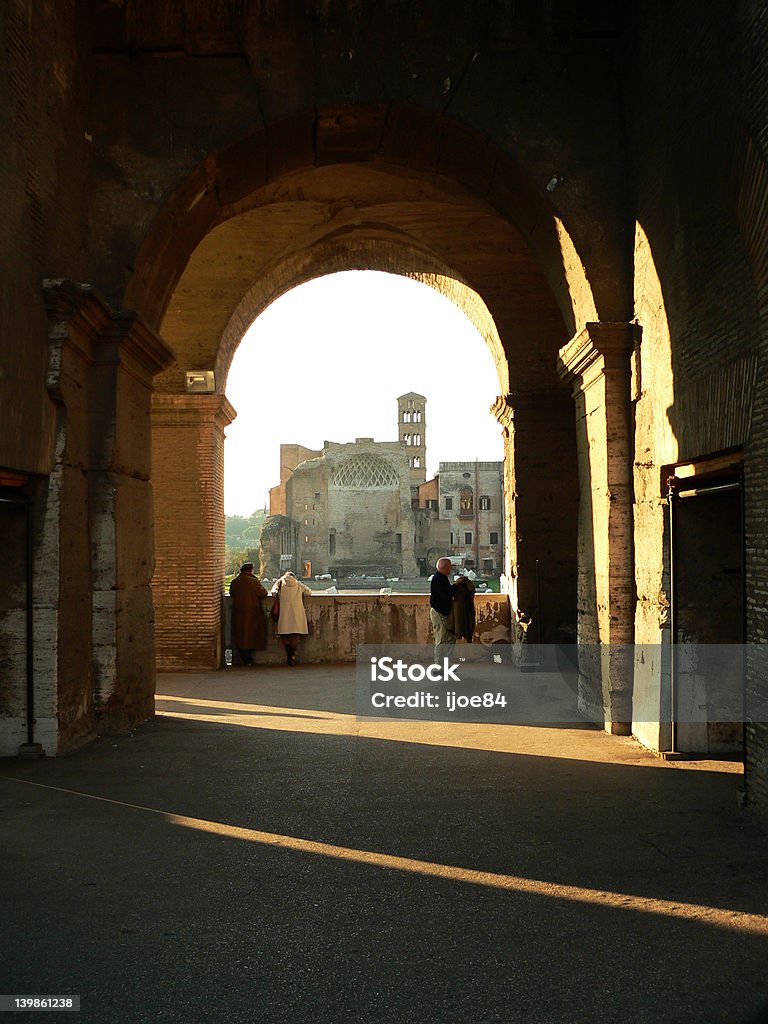 Arco all'interno del Colosseo - Foto stock royalty-free di Tempio di Vespasiano