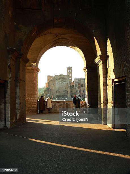 Arco Allinterno Del Colosseo - Fotografie stock e altre immagini di Tempio di Vespasiano - Tempio di Vespasiano, Anfiteatro, Arco - Architettura