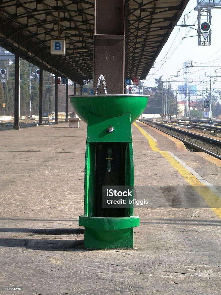 Питьевой фонтанчик на станции - Стоковые фото Бирюзовый роялти-фри
