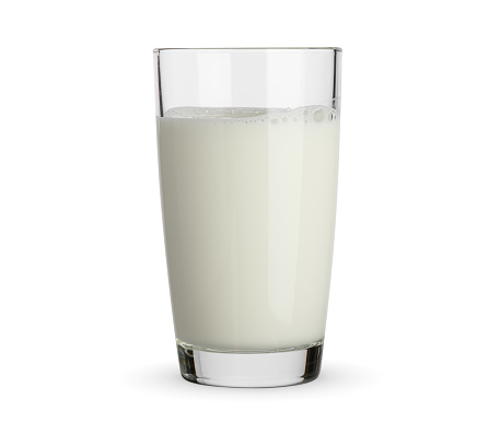 Vaso de leche aislado sobre blanco photo