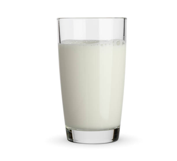 vaso de leche aislado sobre blanco - leche fotografías e imágenes de stock