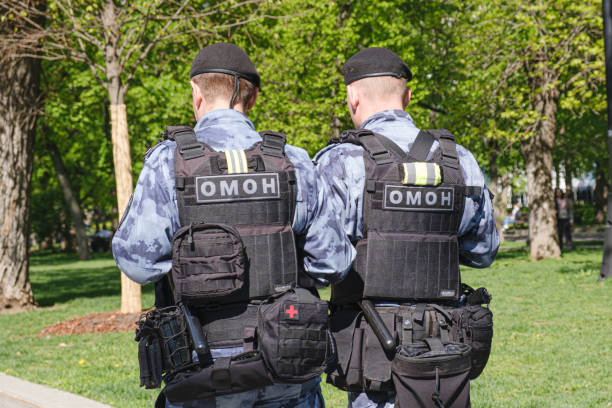 zwei omon-soldaten im einsatz in einem stadtpark - bereitschaftspolizist stock-fotos und bilder