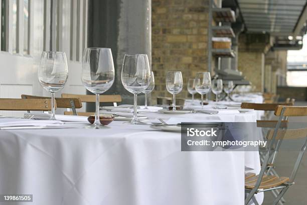 Tavolo Da Pranzo - Fotografie stock e altre immagini di Ambientazione interna - Ambientazione interna, Bicchiere, Camera