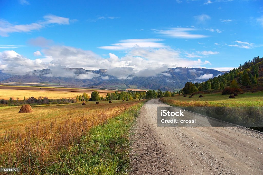 Road, montagne e cielo. - Foto stock royalty-free di Ambientazione esterna