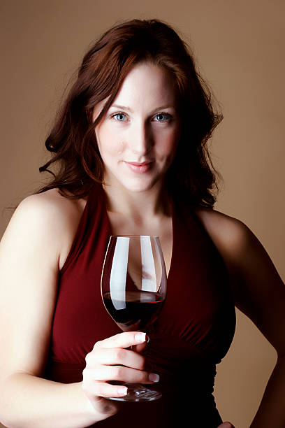 赤い髪を持つ女性のグラスワイン ストックフォト