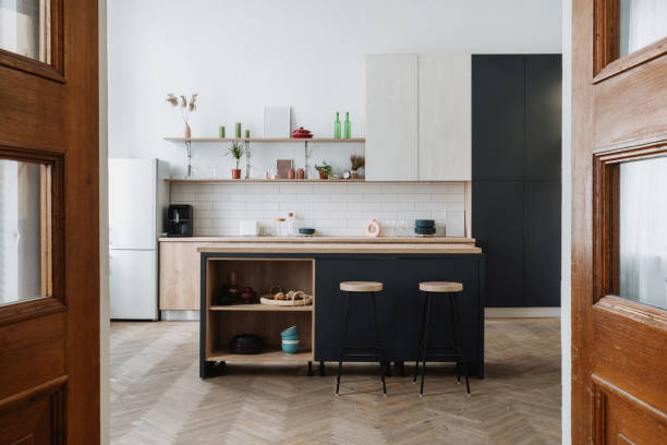 interior da cozinha com armário de madeira, mesa de jantar e bancada - cabinet door - fotografias e filmes do acervo