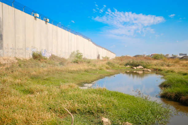 landschaft, in der nähe der israelischen mauer, westjordanland - israeli culture historical palestine palestinian culture west bank stock-fotos und bilder