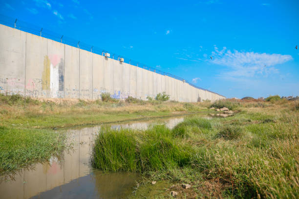 paisagem, perto do muro israelense, cisjordânia - muro da cisjordânia fotos - fotografias e filmes do acervo
