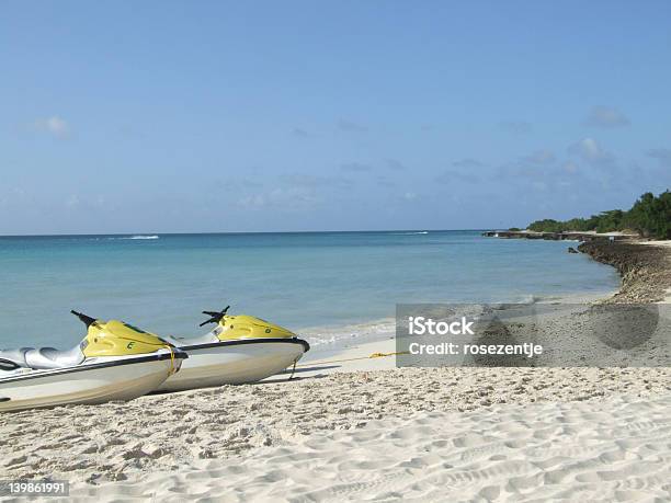 Waterscooters Uma Praia - Fotografias de stock e mais imagens de Antilhas Holandesas de Leeward - Antilhas Holandesas de Leeward, Ao Ar Livre, Areia