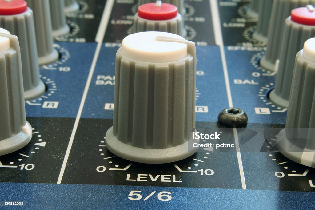 Mixer manopola Close-up - Foto stock royalty-free di Apparecchiatura di registrazione del suono
