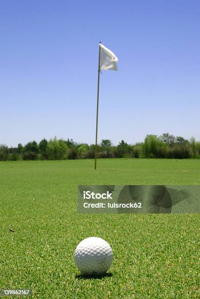 Bola De Golfe No Green - Fotografias de stock e mais imagens de Ao Ar Livre - Ao Ar Livre, Atirar à Baliza, Bandeira