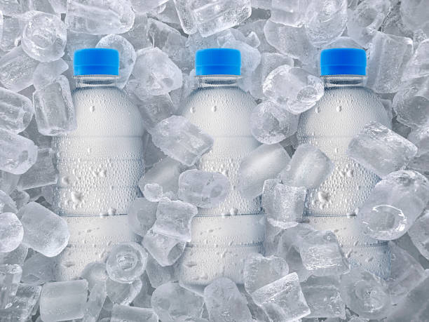 wasserflasche auf eiswürfeln hintergrund - glass ice tonic water frozen stock-fotos und bilder