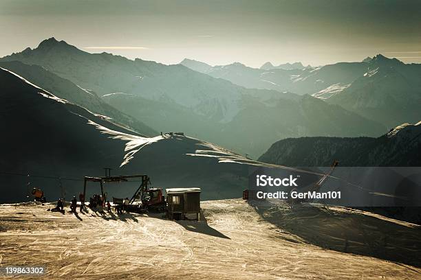 Photo libre de droit de Attente De Lascenseur Haut En Couleur banque d'images et plus d'images libres de droit de Activité - Activité, Activités après le ski, Alpes européennes