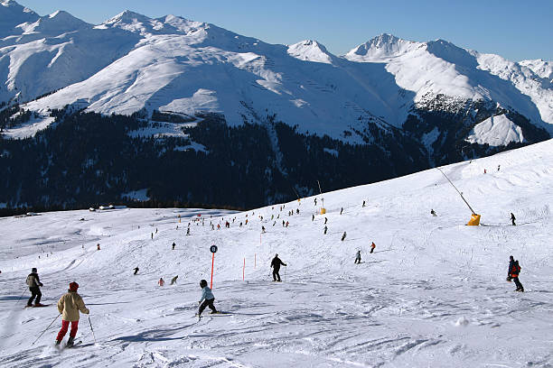 sci nella valle 2 - davos apres ski snow sunlight foto e immagini stock