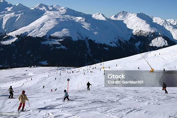 Foto de Esqui No Vale De 2 e mais fotos de stock de Alpes europeus - Alpes europeus, Alpes suíços, Atividade