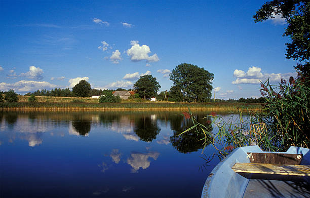 barco num lago masurien - masuren imagens e fotografias de stock