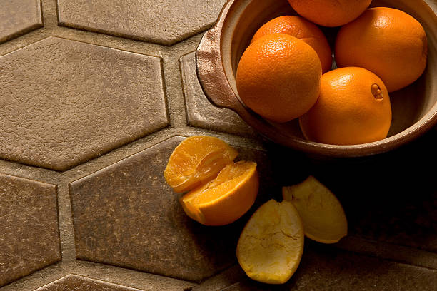 Tigela de laranjas em espanhol chão de mosaico - fotografia de stock