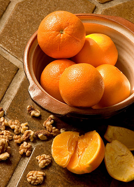 Oranges dans un bol sur carrelage espagnol - Photo