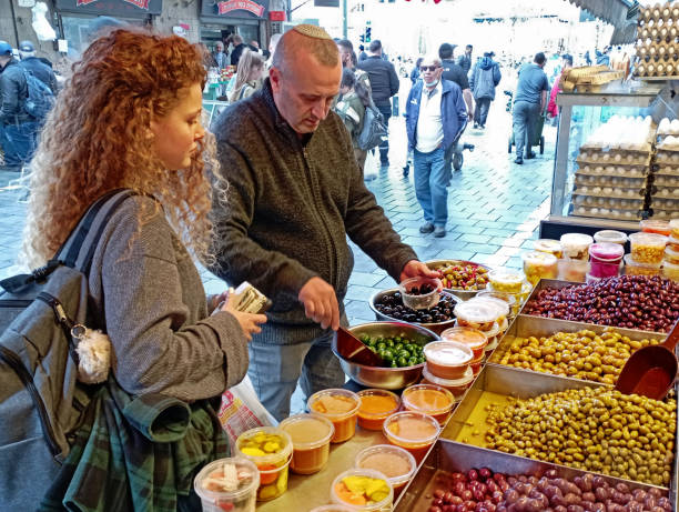 bellissimo shopping studentesco al mercato del souk - spice market israel israeli culture foto e immagini stock