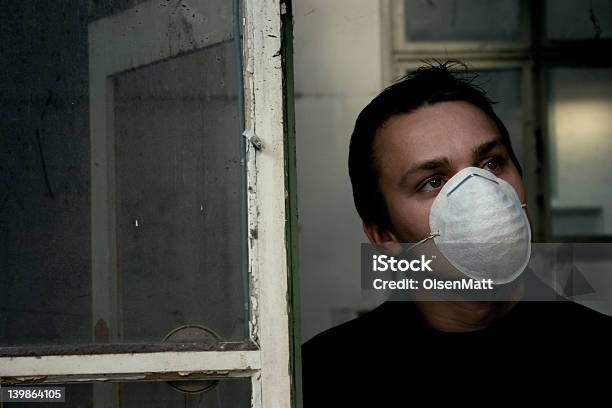 Foto de Homem Olhando Para O Futuro Dos Solos e mais fotos de stock de Abandonado - Abandonado, Abastecer, Adulto