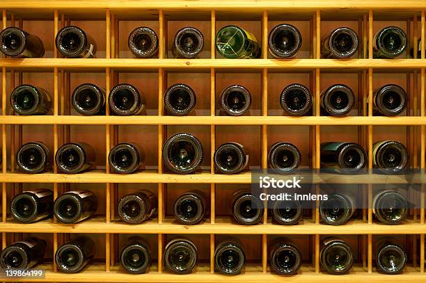 Winerack - ワインボトルのストックフォトや画像を多数ご用意 - ワインボトル, 並んでいる, 写真