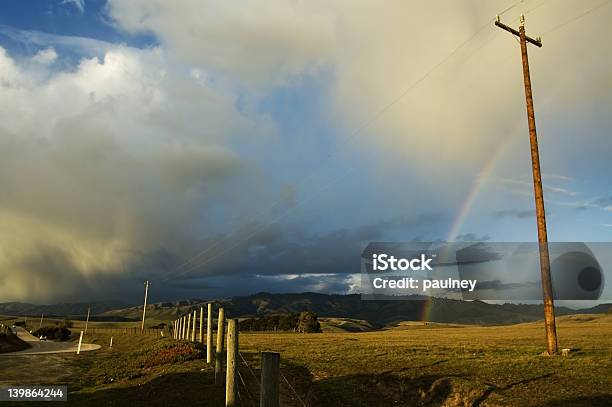 Pase La Tormenta De Big Sur Foto de stock y más banco de imágenes de Aire libre - Aire libre, Alambre, Arco iris