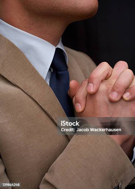 Immagine Ritagliata Di Una Business Uomo Di Pregare - Fotografie stock e altre immagini di Completo