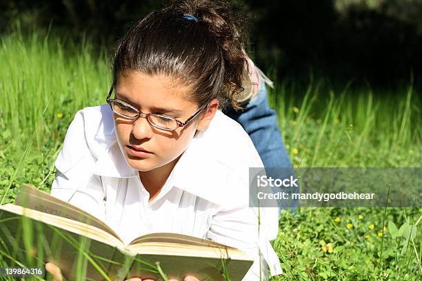 Schüler Lesen Der Seite Scrollen Sie Nach Unten Für Ähnliche Bilder Stockfoto und mehr Bilder von Akademisches Lernen