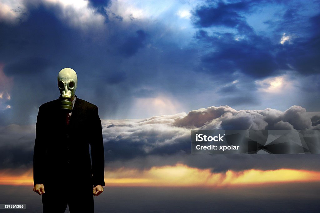 Uomo d'affari indossando una maschera antigas con nuvole in background - Foto stock royalty-free di A mezz'aria