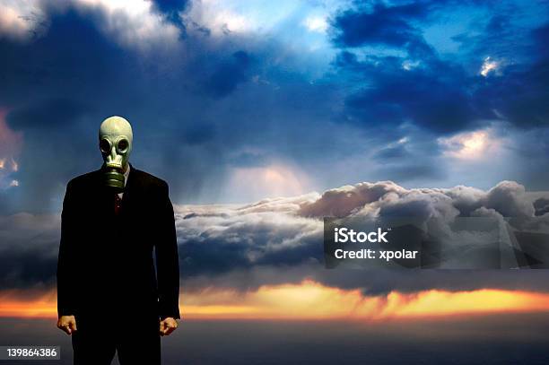 Uomo Daffari Indossando Una Maschera Antigas Con Nuvole In Background - Fotografie stock e altre immagini di A mezz'aria