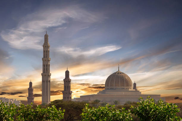 paisagem do pôr do sol de mascate, omã, sultan qaboos grand mesquita arquitetura de construção - islam mosque oman greater masqat - fotografias e filmes do acervo