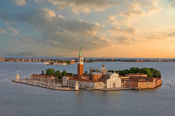 venezia, italia. paesaggio marino al tramonto dell'isola di san giorgio maggiore. - canal sea journey romance foto e immagini stock