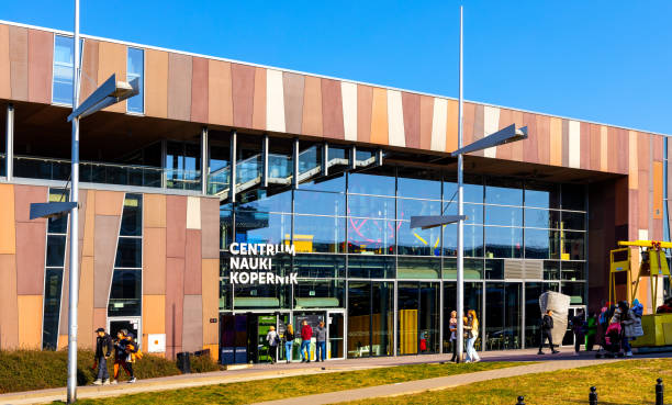 centro de ciência e educação copérnico, centrum nauki kopernik em powisle, distrito central de varsóvia, na polônia - nicolaus copernicus - fotografias e filmes do acervo