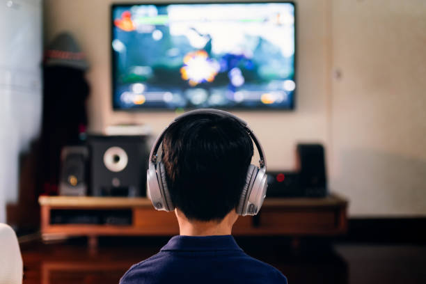 menino desfrutando console jogo em casa - video game child playing leisure games - fotografias e filmes do acervo