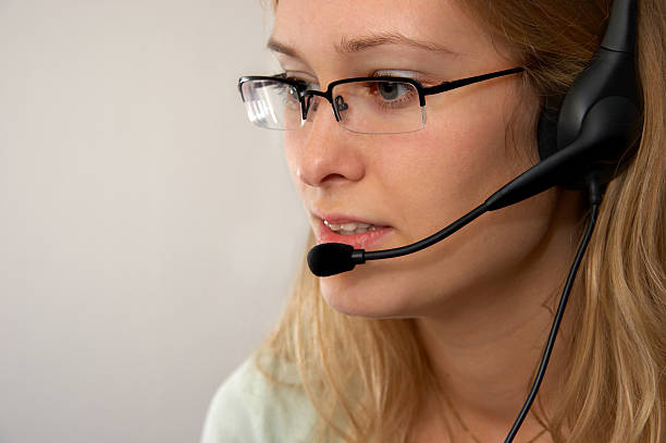 여성 고객 서비스 담당자에게 문의하십시오. - white collar worker global communications side view headset 뉴스 사진 이미지