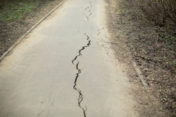 アスファルトの亀裂。欠陥のある道路。 - pot hole ストックフォトと画像