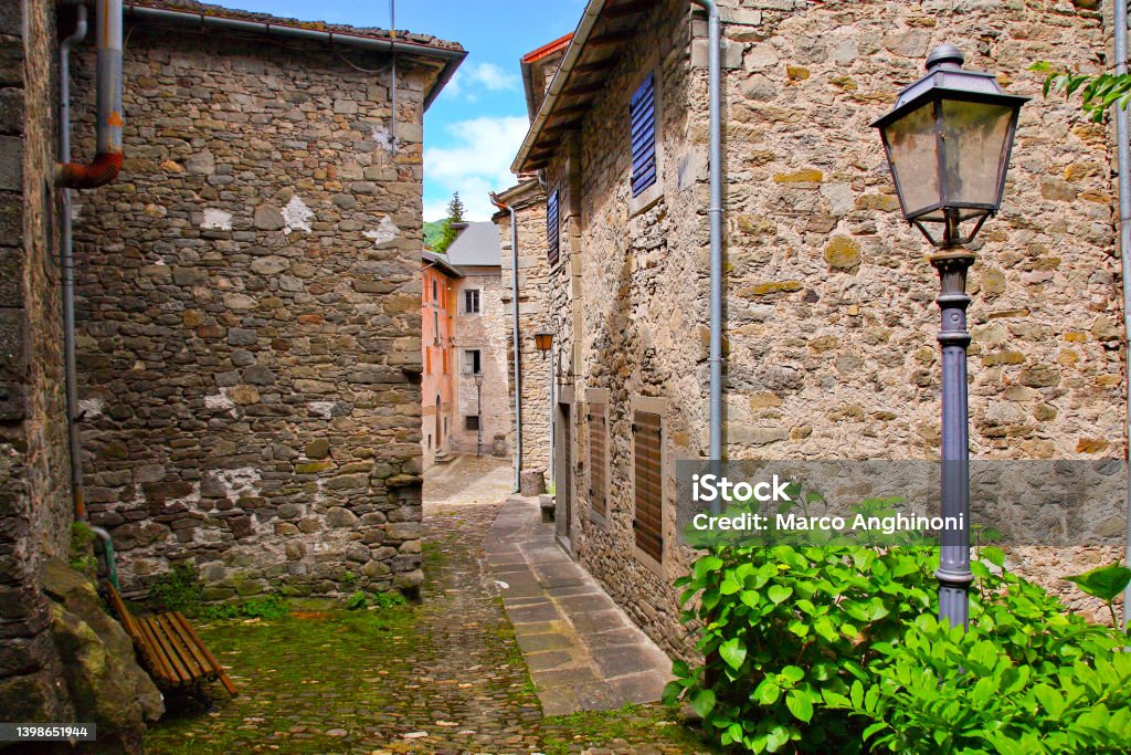 Riolunato. Castello e borgo antico dell'Appennino modenese. Modena, Emilia Romagna. Italia Castles and ancient villages of the Modena Apennines. Modena, Emilia Romagna. Italy Bailey - Castle Stock Photo