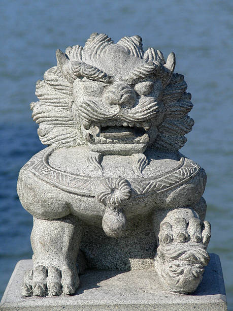 lion chinois - stone statue animal imitation asia photos et images de collection