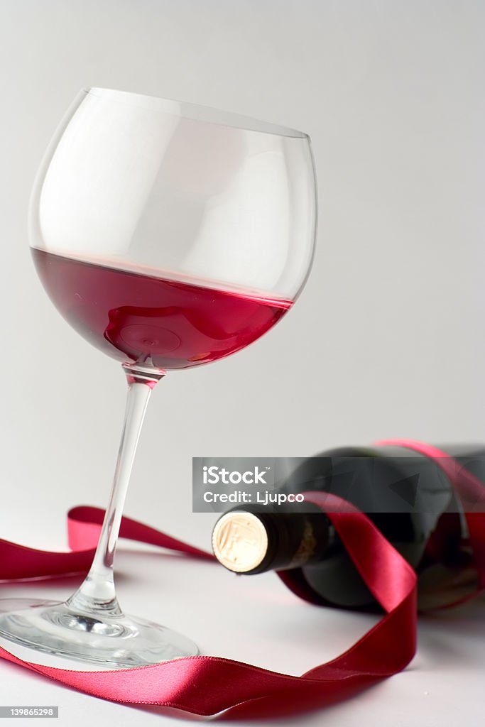 Copo e garrafa de vinho - Foto de stock de Alegria royalty-free