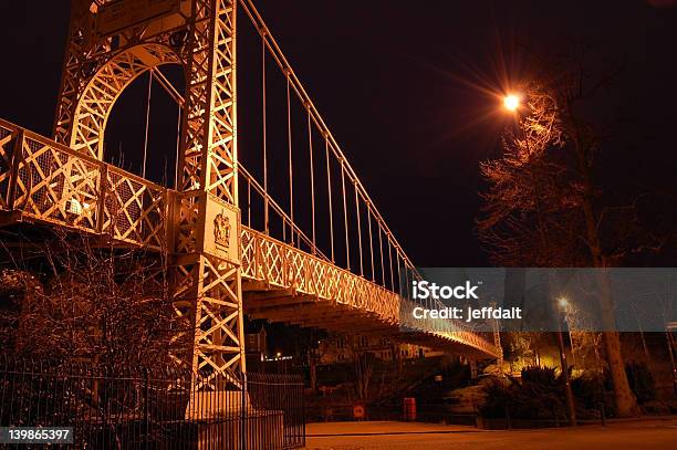 Puente Colgante En La Noche Foto de stock y más banco de imágenes de Acero - Acero, Aire libre, Cable