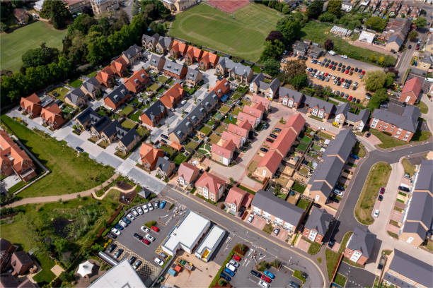 недавно построе�нный жилой комплекс с едиными рядами домов - aerial view building exterior suburb neighbor стоковые фото и изображения