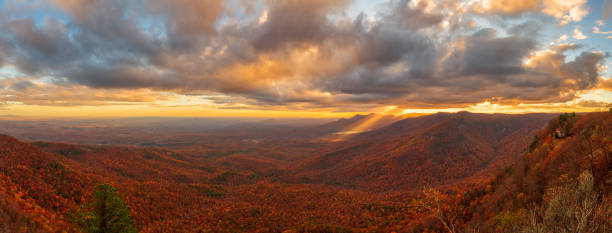 table rock state park, south carolina, usa in autumn - blue ridge mountains appalachian mountains appalachian trail forest imagens e fotografias de stock